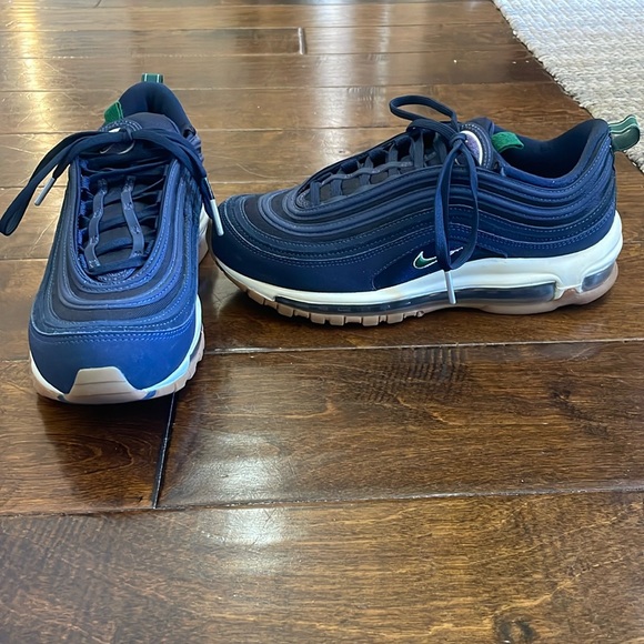 navy blue and white nikes women's